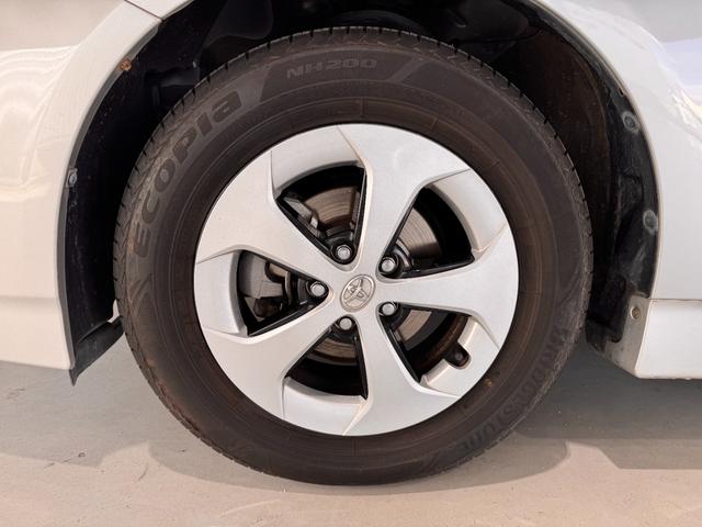 プリウス Ｓ　純正ナビ　バックカメラ　ＥＴＣ　ドライブレコーダー　Ｂｌｕｅｔｏｏｔｈ　フルセグＴＶ　ＤＶＤ　ＣＤ　純正１５インチＡＷ　ＨＩＤヘッドライト　オートライト　オートエアコン　プッシュスタート　スマートキー（36枚目）