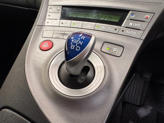 プリウス Ｓ　純正ナビ　バックカメラ　ＥＴＣ　ドライブレコーダー　Ｂｌｕｅｔｏｏｔｈ　フルセグＴＶ　ＤＶＤ　ＣＤ　純正１５インチＡＷ　ＨＩＤヘッドライト　オートライト　オートエアコン　プッシュスタート　スマートキー（50枚目）