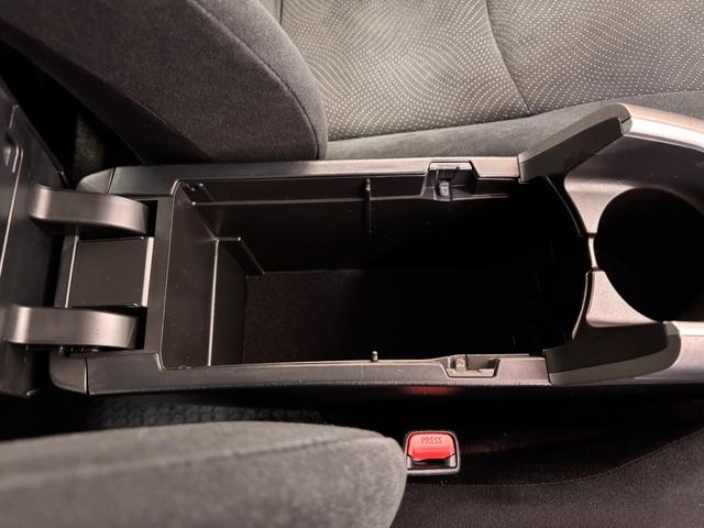 プリウス Ｓ　純正ナビ　バックカメラ　ＥＴＣ　ドライブレコーダー　Ｂｌｕｅｔｏｏｔｈ　フルセグＴＶ　ＤＶＤ　ＣＤ　純正１５インチＡＷ　ＨＩＤヘッドライト　オートライト　オートエアコン　プッシュスタート　スマートキー（56枚目）