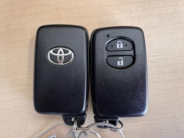 プリウス Ｓ　純正ナビ　バックカメラ　ＥＴＣ　ドライブレコーダー　Ｂｌｕｅｔｏｏｔｈ　フルセグＴＶ　ＤＶＤ　ＣＤ　純正１５インチＡＷ　ＨＩＤヘッドライト　オートライト　オートエアコン　プッシュスタート　スマートキー（61枚目）