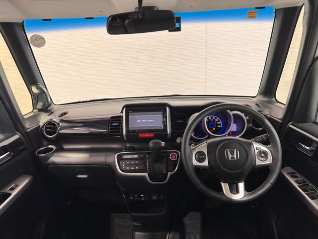 Ｎ－ＢＯＸカスタム Ｇ　ターボＳＳパッケージ　純正ナビ　両側Ｐスラドア　シートヒーター　ＥＴＣ　バックカメラ　フルセグ　クルーズコントロール　ＣＴＢＡ　ドライブレコーダー　ハーフレザーシート　純正１５インチＡＷ　ＨＩＤヘッドライト　横滑り防止（2枚目）