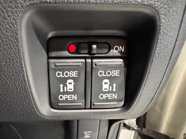 Ｎ－ＢＯＸカスタム Ｇ　ターボＳＳパッケージ　純正ナビ　両側Ｐスラドア　シートヒーター　ＥＴＣ　バックカメラ　フルセグ　クルーズコントロール　ＣＴＢＡ　ドライブレコーダー　ハーフレザーシート　純正１５インチＡＷ　ＨＩＤヘッドライト　横滑り防止（10枚目）