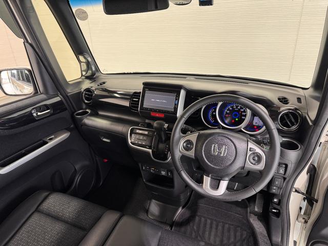 Ｎ－ＢＯＸカスタム Ｇ　ターボＳＳパッケージ　純正ナビ　両側Ｐスラドア　シートヒーター　ＥＴＣ　バックカメラ　フルセグ　クルーズコントロール　ＣＴＢＡ　ドライブレコーダー　ハーフレザーシート　純正１５インチＡＷ　ＨＩＤヘッドライト　横滑り防止（21枚目）