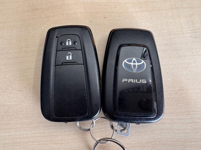 プリウス Ｓセーフティプラス　フルエアロ　デイライト　純正ナビ　レーンアシスト　アダプティブクルーズコントロール　ＨＵＤ　クリアランスソナー　ドライブレコーダー　ＥＴＣ　バックカメラ　パーキングアシスト　純正１５インチＡＷ（75枚目）