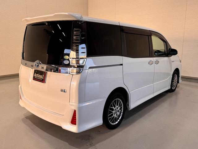 ヴォクシー ハイブリッドＺＳ　煌　純正１０インチナビ　フリップダウンモニター　ＥＴＣ　バックカメラ　ドライブレコーダー　シートヒーター　衝突軽減ブレーキ　両側パワースライドドア　ＵＳＢ　純正１６インチアルミ　ＬＥＤヘッド（6枚目）