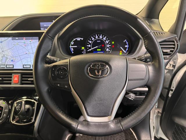 ヴォクシー ハイブリッドＺＳ　煌　純正１０インチナビ　フリップダウンモニター　ＥＴＣ　バックカメラ　ドライブレコーダー　シートヒーター　衝突軽減ブレーキ　両側パワースライドドア　ＵＳＢ　純正１６インチアルミ　ＬＥＤヘッド（8枚目）