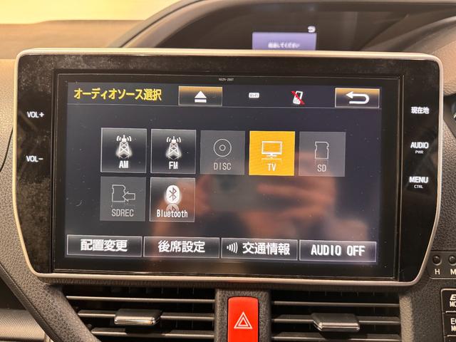 ヴォクシー ハイブリッドＺＳ　煌　純正１０インチナビ　フリップダウンモニター　ＥＴＣ　バックカメラ　ドライブレコーダー　シートヒーター　衝突軽減ブレーキ　両側パワースライドドア　ＵＳＢ　純正１６インチアルミ　ＬＥＤヘッド（11枚目）