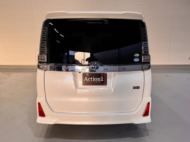 ヴォクシー ハイブリッドＺＳ　煌　純正１０インチナビ　フリップダウンモニター　ＥＴＣ　バックカメラ　ドライブレコーダー　シートヒーター　衝突軽減ブレーキ　両側パワースライドドア　ＵＳＢ　純正１６インチアルミ　ＬＥＤヘッド（23枚目）