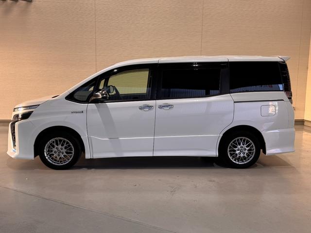 ヴォクシー ハイブリッドＺＳ　煌　純正１０インチナビ　フリップダウンモニター　ＥＴＣ　バックカメラ　ドライブレコーダー　シートヒーター　衝突軽減ブレーキ　両側パワースライドドア　ＵＳＢ　純正１６インチアルミ　ＬＥＤヘッド（24枚目）