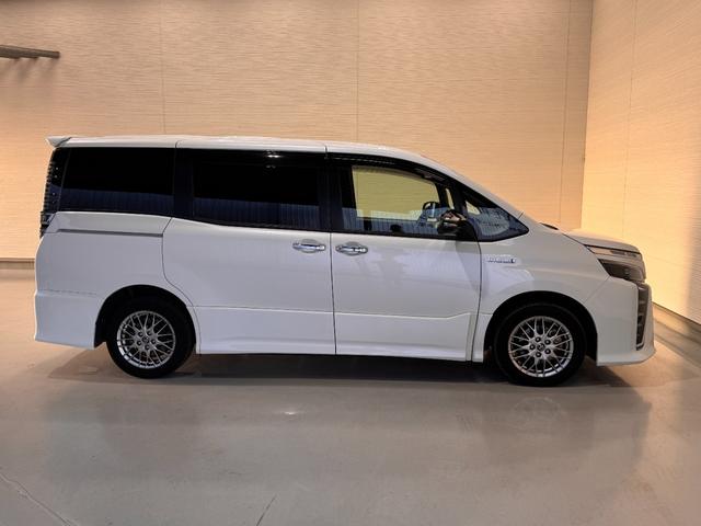 ヴォクシー ハイブリッドＺＳ　煌　純正１０インチナビ　フリップダウンモニター　ＥＴＣ　バックカメラ　ドライブレコーダー　シートヒーター　衝突軽減ブレーキ　両側パワースライドドア　ＵＳＢ　純正１６インチアルミ　ＬＥＤヘッド（25枚目）