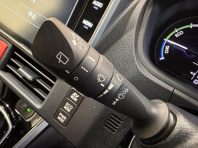 ヴォクシー ハイブリッドＺＳ　煌　純正１０インチナビ　フリップダウンモニター　ＥＴＣ　バックカメラ　ドライブレコーダー　シートヒーター　衝突軽減ブレーキ　両側パワースライドドア　ＵＳＢ　純正１６インチアルミ　ＬＥＤヘッド（57枚目）