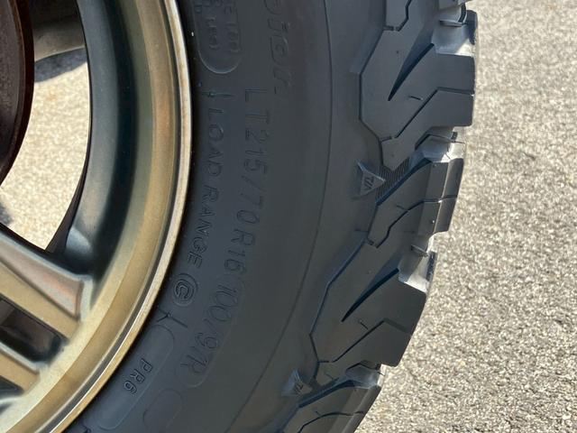 ジムニー ランドベンチャー　ＢＦグッドリッチオールテレーン　シート　ＥＴＣ　カロッツェリアメモリーナビ　ＣＤ／ＤＶＤ再生　Ｂｌｕｅｔｏｏｔｈ　キーレスキー　背面タイヤ　フロントフォグ　純正１６インチＡＷ（35枚目）