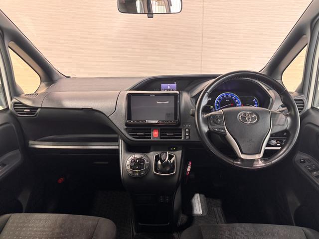 ヴォクシー ハイブリッドＶ　ＡＬＰＩＮＥナビ　フリップダウンモニター　両側パワースライドドア　ＥＴＣ　シートヒーター　クルーズコントロール　純正１５インチＡＷ　ＬＥＤヘッドライト　フォグランプ　スマートキー（2枚目）