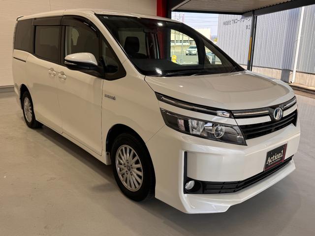 ヴォクシー ハイブリッドＶ　ＡＬＰＩＮＥナビ　フリップダウンモニター　両側パワースライドドア　ＥＴＣ　シートヒーター　クルーズコントロール　純正１５インチＡＷ　ＬＥＤヘッドライト　フォグランプ　スマートキー（3枚目）