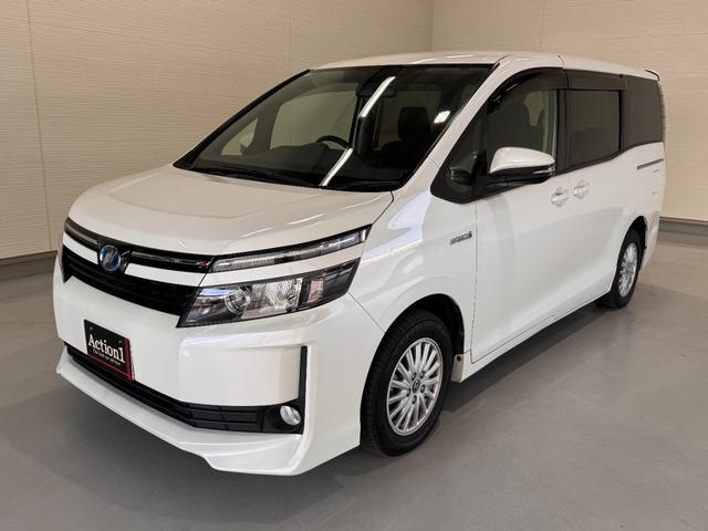 ヴォクシー ハイブリッドＶ　ＡＬＰＩＮＥナビ　フリップダウンモニター　両側パワースライドドア　ＥＴＣ　シートヒーター　クルーズコントロール　純正１５インチＡＷ　ＬＥＤヘッドライト　フォグランプ　スマートキー（4枚目）