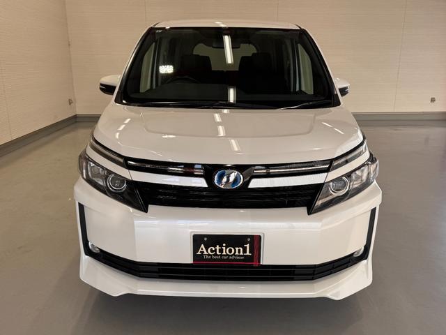 ヴォクシー ハイブリッドＶ　ＡＬＰＩＮＥナビ　フリップダウンモニター　両側パワースライドドア　ＥＴＣ　シートヒーター　クルーズコントロール　純正１５インチＡＷ　ＬＥＤヘッドライト　フォグランプ　スマートキー（5枚目）