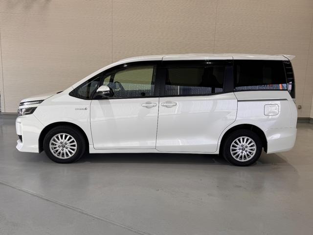 ヴォクシー ハイブリッドＶ　ＡＬＰＩＮＥナビ　フリップダウンモニター　両側パワースライドドア　ＥＴＣ　シートヒーター　クルーズコントロール　純正１５インチＡＷ　ＬＥＤヘッドライト　フォグランプ　スマートキー（6枚目）