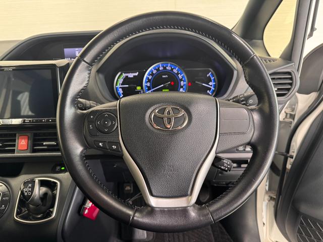 ヴォクシー ハイブリッドＶ　ＡＬＰＩＮＥナビ　フリップダウンモニター　両側パワースライドドア　ＥＴＣ　シートヒーター　クルーズコントロール　純正１５インチＡＷ　ＬＥＤヘッドライト　フォグランプ　スマートキー（7枚目）