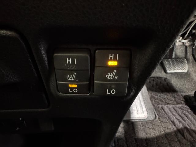 ヴォクシー ハイブリッドＶ　ＡＬＰＩＮＥナビ　フリップダウンモニター　両側パワースライドドア　ＥＴＣ　シートヒーター　クルーズコントロール　純正１５インチＡＷ　ＬＥＤヘッドライト　フォグランプ　スマートキー（11枚目）