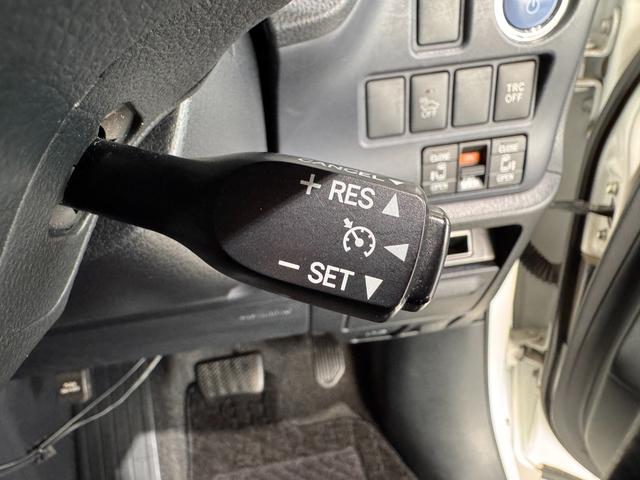 ヴォクシー ハイブリッドＶ　ＡＬＰＩＮＥナビ　フリップダウンモニター　両側パワースライドドア　ＥＴＣ　シートヒーター　クルーズコントロール　純正１５インチＡＷ　ＬＥＤヘッドライト　フォグランプ　スマートキー（12枚目）