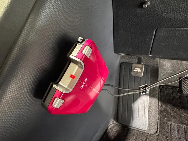 ヴォクシー ハイブリッドＶ　ＡＬＰＩＮＥナビ　フリップダウンモニター　両側パワースライドドア　ＥＴＣ　シートヒーター　クルーズコントロール　純正１５インチＡＷ　ＬＥＤヘッドライト　フォグランプ　スマートキー（13枚目）