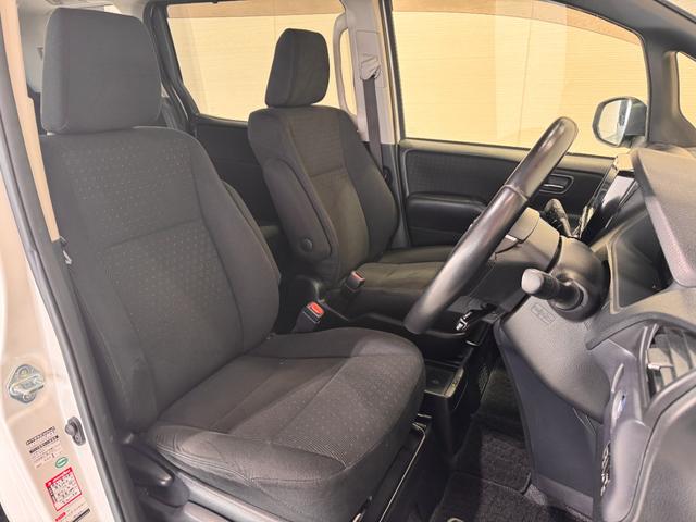 ヴォクシー ハイブリッドＶ　ＡＬＰＩＮＥナビ　フリップダウンモニター　両側パワースライドドア　ＥＴＣ　シートヒーター　クルーズコントロール　純正１５インチＡＷ　ＬＥＤヘッドライト　フォグランプ　スマートキー（14枚目）