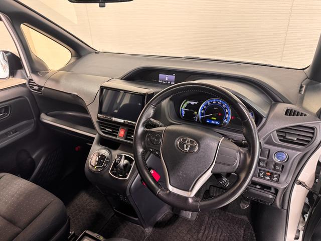 ヴォクシー ハイブリッドＶ　ＡＬＰＩＮＥナビ　フリップダウンモニター　両側パワースライドドア　ＥＴＣ　シートヒーター　クルーズコントロール　純正１５インチＡＷ　ＬＥＤヘッドライト　フォグランプ　スマートキー（15枚目）