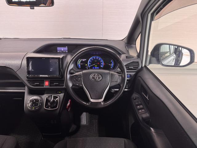 ヴォクシー ハイブリッドＶ　ＡＬＰＩＮＥナビ　フリップダウンモニター　両側パワースライドドア　ＥＴＣ　シートヒーター　クルーズコントロール　純正１５インチＡＷ　ＬＥＤヘッドライト　フォグランプ　スマートキー（16枚目）