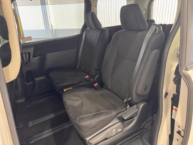 ヴォクシー ハイブリッドＶ　ＡＬＰＩＮＥナビ　フリップダウンモニター　両側パワースライドドア　ＥＴＣ　シートヒーター　クルーズコントロール　純正１５インチＡＷ　ＬＥＤヘッドライト　フォグランプ　スマートキー（20枚目）