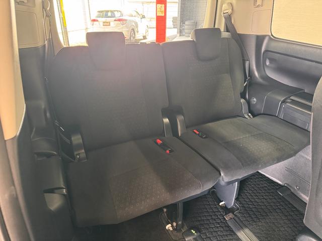 ヴォクシー ハイブリッドＶ　ＡＬＰＩＮＥナビ　フリップダウンモニター　両側パワースライドドア　ＥＴＣ　シートヒーター　クルーズコントロール　純正１５インチＡＷ　ＬＥＤヘッドライト　フォグランプ　スマートキー（21枚目）