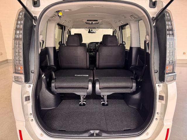 ヴォクシー ハイブリッドＶ　ＡＬＰＩＮＥナビ　フリップダウンモニター　両側パワースライドドア　ＥＴＣ　シートヒーター　クルーズコントロール　純正１５インチＡＷ　ＬＥＤヘッドライト　フォグランプ　スマートキー（22枚目）