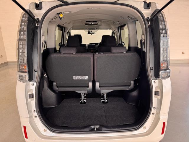 ヴォクシー ハイブリッドＶ　ＡＬＰＩＮＥナビ　フリップダウンモニター　両側パワースライドドア　ＥＴＣ　シートヒーター　クルーズコントロール　純正１５インチＡＷ　ＬＥＤヘッドライト　フォグランプ　スマートキー（23枚目）