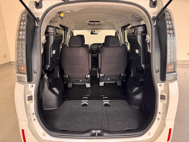 ヴォクシー ハイブリッドＶ　ＡＬＰＩＮＥナビ　フリップダウンモニター　両側パワースライドドア　ＥＴＣ　シートヒーター　クルーズコントロール　純正１５インチＡＷ　ＬＥＤヘッドライト　フォグランプ　スマートキー（24枚目）