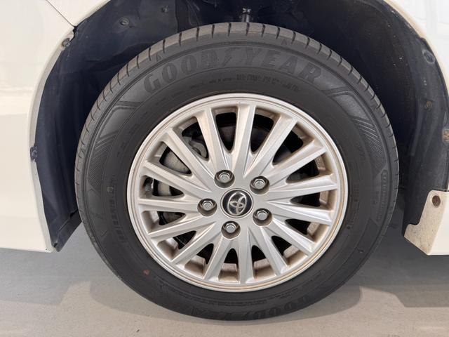 ヴォクシー ハイブリッドＶ　ＡＬＰＩＮＥナビ　フリップダウンモニター　両側パワースライドドア　ＥＴＣ　シートヒーター　クルーズコントロール　純正１５インチＡＷ　ＬＥＤヘッドライト　フォグランプ　スマートキー（30枚目）