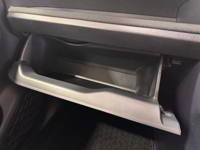 ヴォクシー ハイブリッドＶ　ＡＬＰＩＮＥナビ　フリップダウンモニター　両側パワースライドドア　ＥＴＣ　シートヒーター　クルーズコントロール　純正１５インチＡＷ　ＬＥＤヘッドライト　フォグランプ　スマートキー（50枚目）