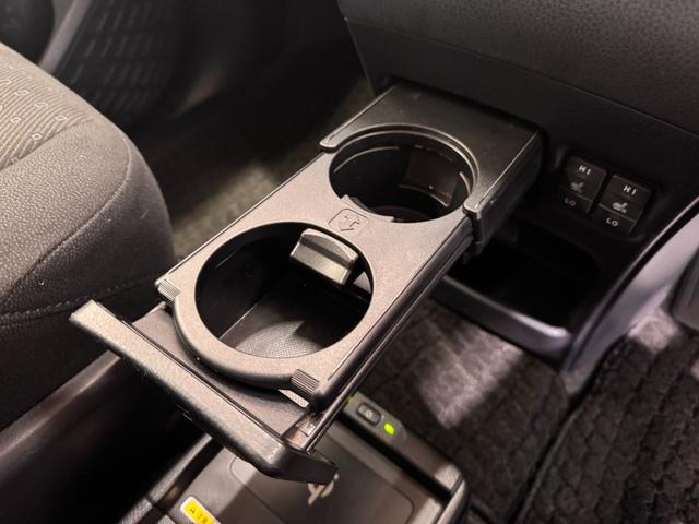 ヴォクシー ハイブリッドＶ　ＡＬＰＩＮＥナビ　フリップダウンモニター　両側パワースライドドア　ＥＴＣ　シートヒーター　クルーズコントロール　純正１５インチＡＷ　ＬＥＤヘッドライト　フォグランプ　スマートキー（52枚目）