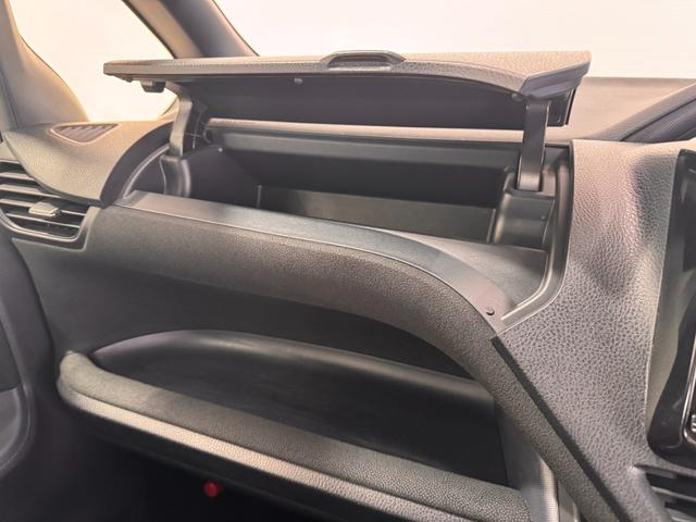 ヴォクシー ハイブリッドＶ　ＡＬＰＩＮＥナビ　フリップダウンモニター　両側パワースライドドア　ＥＴＣ　シートヒーター　クルーズコントロール　純正１５インチＡＷ　ＬＥＤヘッドライト　フォグランプ　スマートキー（53枚目）