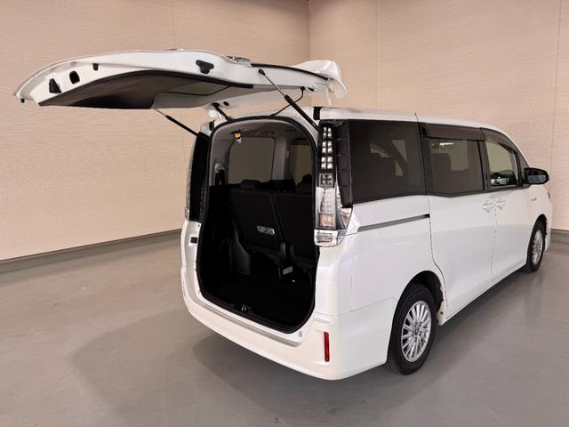 ヴォクシー ハイブリッドＶ　ＡＬＰＩＮＥナビ　フリップダウンモニター　両側パワースライドドア　ＥＴＣ　シートヒーター　クルーズコントロール　純正１５インチＡＷ　ＬＥＤヘッドライト　フォグランプ　スマートキー（54枚目）
