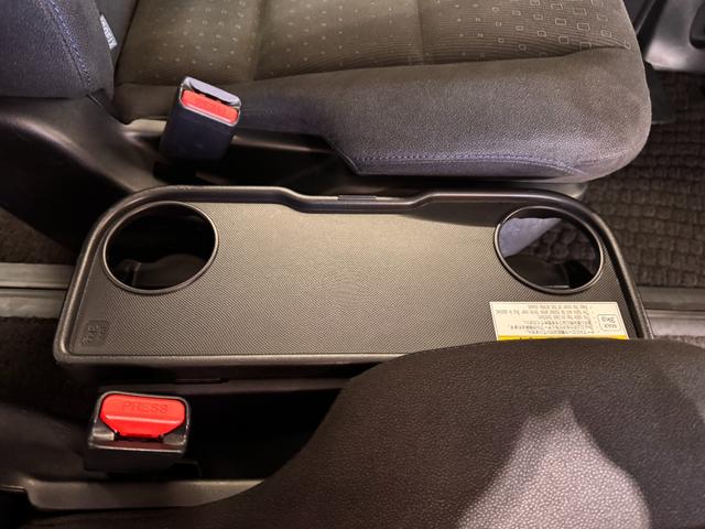 ヴォクシー ハイブリッドＶ　ＡＬＰＩＮＥナビ　フリップダウンモニター　両側パワースライドドア　ＥＴＣ　シートヒーター　クルーズコントロール　純正１５インチＡＷ　ＬＥＤヘッドライト　フォグランプ　スマートキー（55枚目）