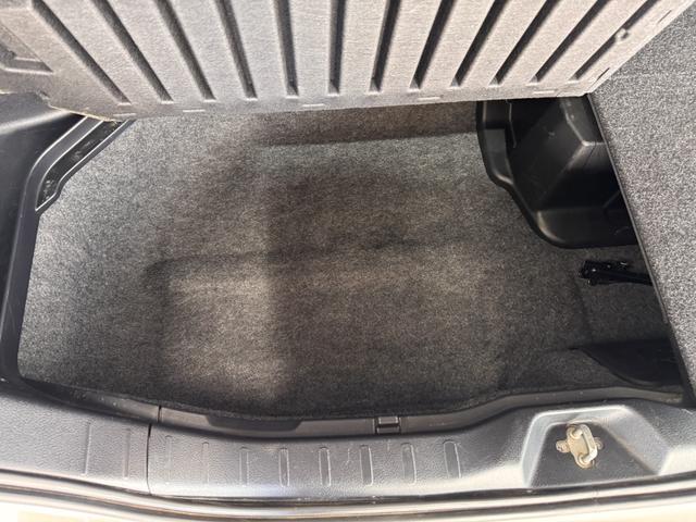 ヴォクシー ハイブリッドＶ　ＡＬＰＩＮＥナビ　フリップダウンモニター　両側パワースライドドア　ＥＴＣ　シートヒーター　クルーズコントロール　純正１５インチＡＷ　ＬＥＤヘッドライト　フォグランプ　スマートキー（56枚目）