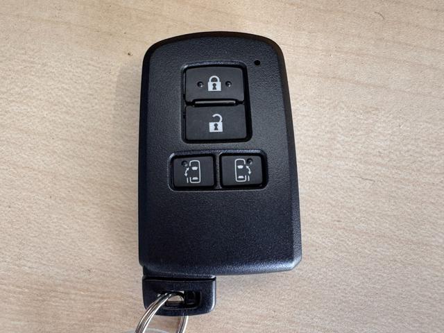 ヴォクシー ハイブリッドＶ　ＡＬＰＩＮＥナビ　フリップダウンモニター　両側パワースライドドア　ＥＴＣ　シートヒーター　クルーズコントロール　純正１５インチＡＷ　ＬＥＤヘッドライト　フォグランプ　スマートキー（58枚目）