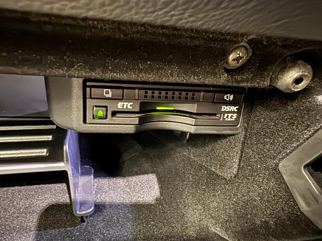 ＩＳ ＩＳ３００ｈ　Ｆスポーツ　サンルーフ　ＢＳＭ　純正ナビ　ＥＴＣ　バックカメラ　クリアランスソナー　レーンアシスト　クルーズコントロール　シートヒーターベンチレーション　ステアリングヒーター　パワーシート　純正１８インチＡＷ（17枚目）