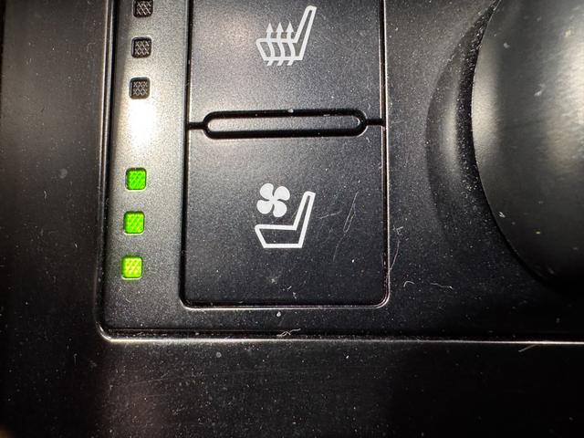 ＩＳ ＩＳ３００ｈ　Ｆスポーツ　サンルーフ　ＢＳＭ　純正ナビ　ＥＴＣ　バックカメラ　クリアランスソナー　レーンアシスト　クルーズコントロール　シートヒーターベンチレーション　ステアリングヒーター　パワーシート　純正１８インチＡＷ（19枚目）