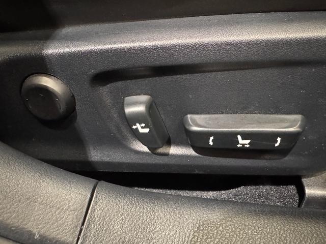 ＩＳ ＩＳ３００ｈ　Ｆスポーツ　サンルーフ　ＢＳＭ　純正ナビ　ＥＴＣ　バックカメラ　クリアランスソナー　レーンアシスト　クルーズコントロール　シートヒーターベンチレーション　ステアリングヒーター　パワーシート　純正１８インチＡＷ（22枚目）