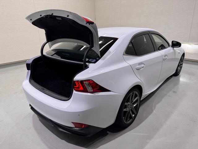 ＩＳ ＩＳ３００ｈ　Ｆスポーツ　サンルーフ　ＢＳＭ　純正ナビ　ＥＴＣ　バックカメラ　クリアランスソナー　レーンアシスト　クルーズコントロール　シートヒーターベンチレーション　ステアリングヒーター　パワーシート　純正１８インチＡＷ（67枚目）