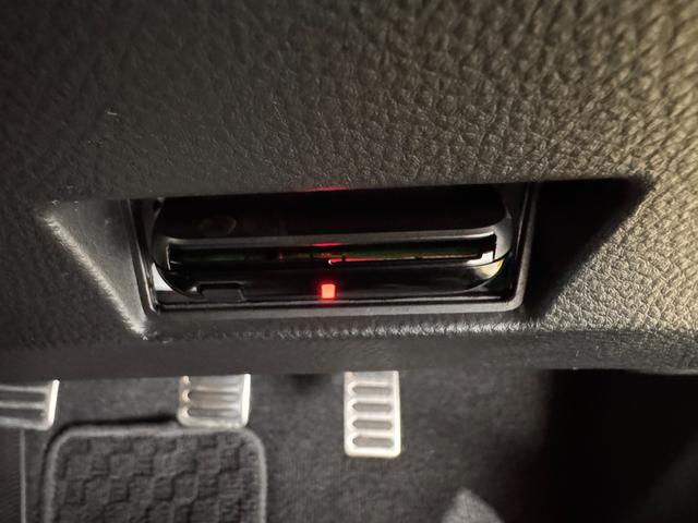 スイフトスポーツ ベースグレード　ナビ　Ｂｌｕｅｔｏｏｔｈ　クルーズコントロール　ＥＴＣ　純正１７インチＡＷ　ＨＩＤヘッドライト　横滑り防止　プッシュスタート　スマートキー　テレビ　ＣＤ　ＤＶＤ　オートエアコン（12枚目）