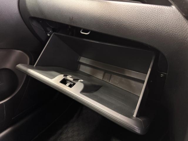 スイフトスポーツ ベースグレード　ナビ　Ｂｌｕｅｔｏｏｔｈ　クルーズコントロール　ＥＴＣ　純正１７インチＡＷ　ＨＩＤヘッドライト　横滑り防止　プッシュスタート　スマートキー　テレビ　ＣＤ　ＤＶＤ　オートエアコン（56枚目）