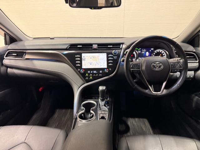 カムリ ＷＳレザーパッケージ　純正ナビ　ａｐｐｌｅｃａｒｐｌａｙ　アダプティブクルコン　ＢＳＭ　ＥＴＣ２．０　Ｂカメラ　シートヒーター　クリアランスソナー　パワーシート　ドラレコ　ＨＵＤ　レザーシート　レーンアシスト　衝突軽減（2枚目）