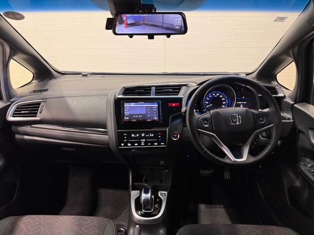 フィットハイブリッド Ｓパッケージ　デジタルインナーミラー　カロッツェリアナビ　ＥＴＣ　バックカメラ　クルーズコントロール　純正１６インチＡＷ　Ｂｌｕｅｔｏｏｔｈ　フルセグＴＶ　ＤＶＤ　ＣＤ　パドルシフト　ＬＥＤヘッドライト（2枚目）