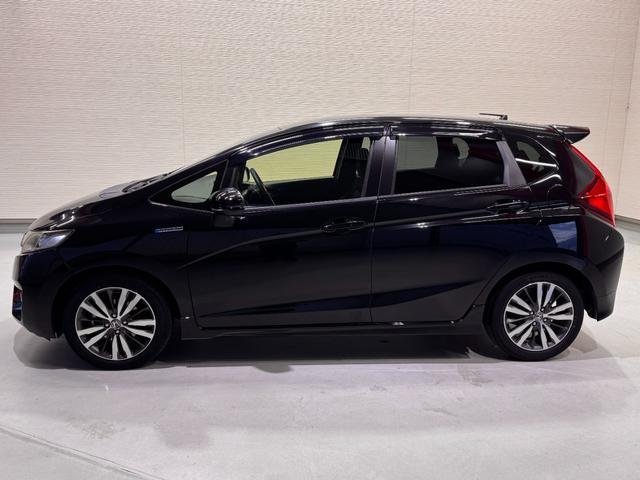 フィットハイブリッド Ｓパッケージ　デジタルインナーミラー　カロッツェリアナビ　ＥＴＣ　バックカメラ　クルーズコントロール　純正１６インチＡＷ　Ｂｌｕｅｔｏｏｔｈ　フルセグＴＶ　ＤＶＤ　ＣＤ　パドルシフト　ＬＥＤヘッドライト（19枚目）